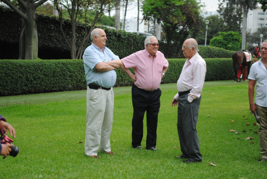 En la previa don Jorge Alvitez reunido con su hermano y el doctor Santoro.